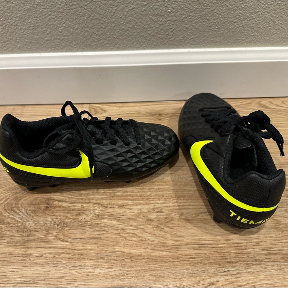 NWOB never worn Nike Tempo youth soccer cleats! Youth sz 1